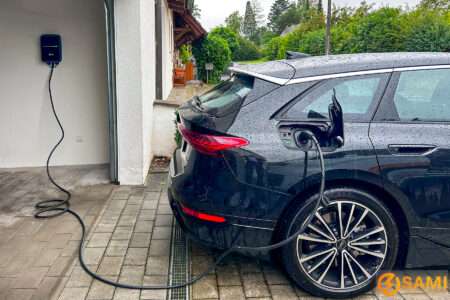 Wallbox-Installation in Garage mit geladenem Audi E-Auto – installiert von Elektro Sami