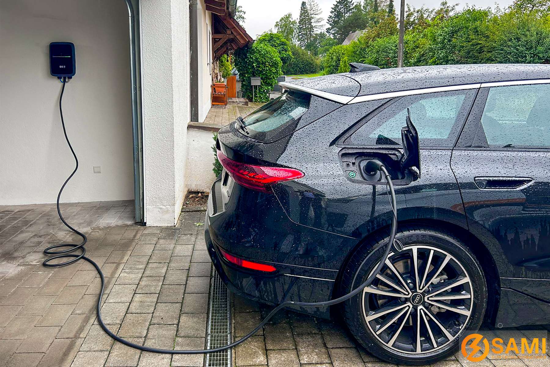 Wallbox-Installation in Garage mit geladenem Audi E-Auto – installiert von Elektro Sami Treuchtlingen bis Ingolstadt