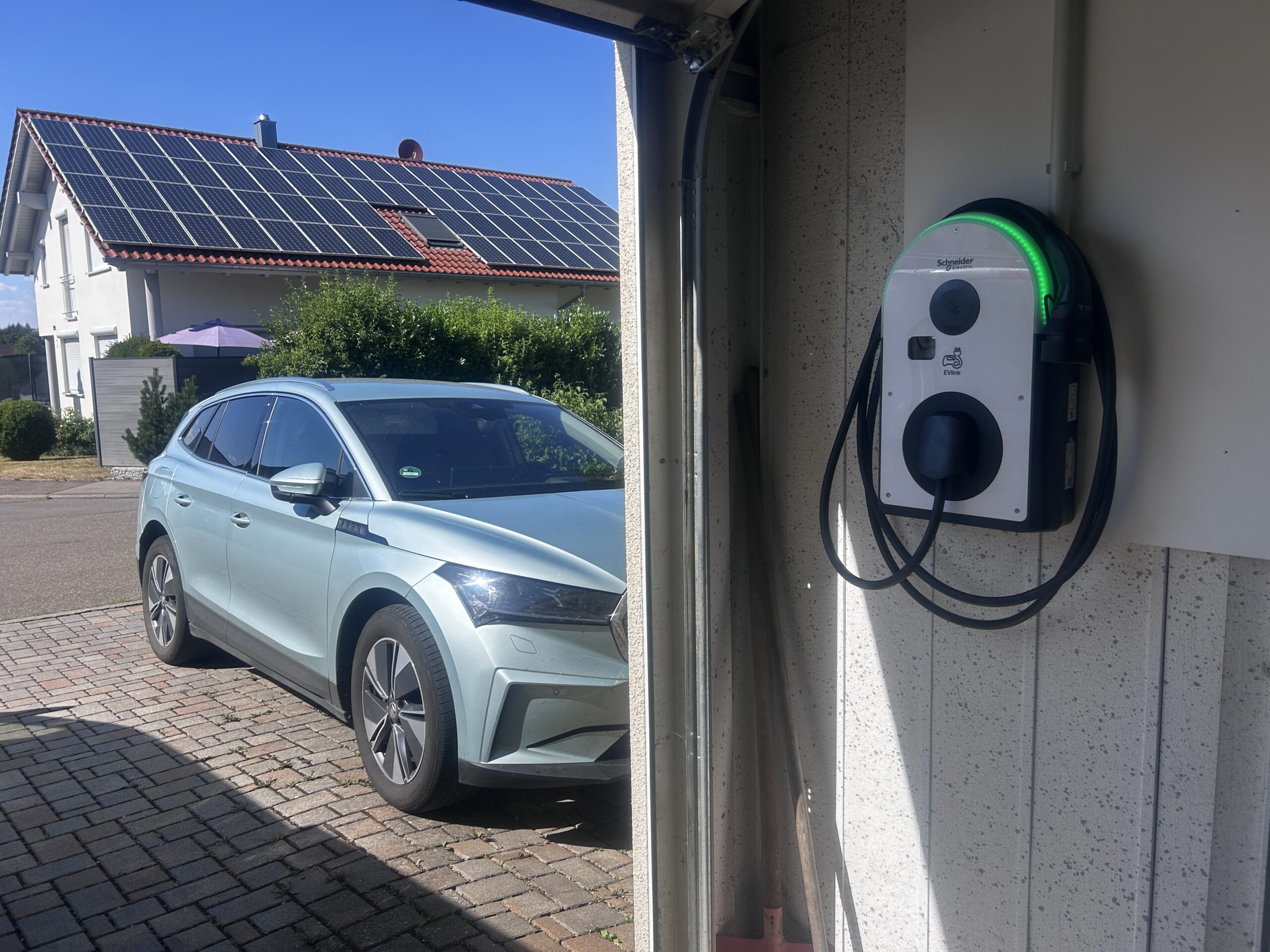Wallbox mit Elektroauto und Photovoltaikanlage
